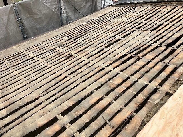 羽島市｜屋根の下地をベニヤで補強して瓦葺き、棟を取り付けて葺き替え完了